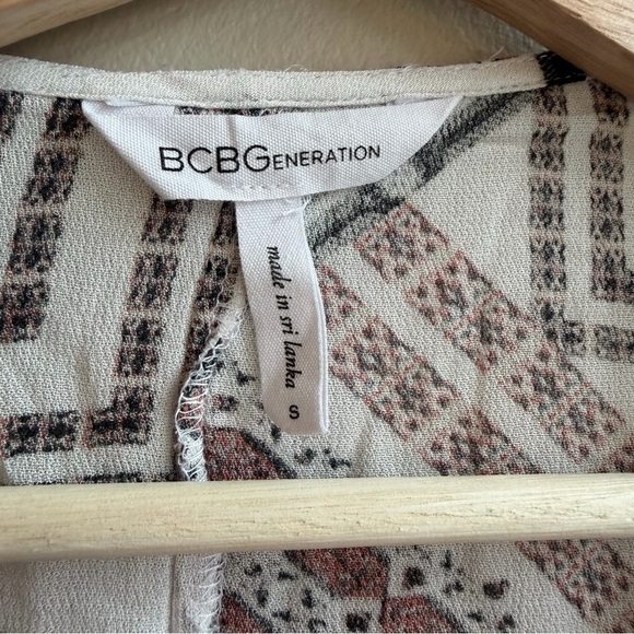 BCBG Geometric Boho Tie-Front Blouse Lightweight Statement Top - Picture 7 of 12